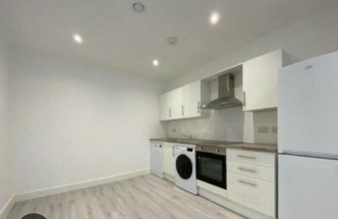 A Beautifully Furnished Master Bedroom In A Shared Apartment Aylesbury  Luaran gambar